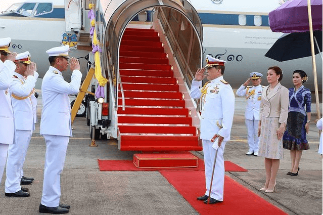 衣品高 75后苏提达接待贵宾，一袭香槟色裙子气场全开，全程陪伴老公真美