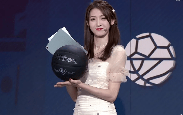 原创篮球主播雪儿晒照造型百变花样繁多颜值很高仙气飘飘