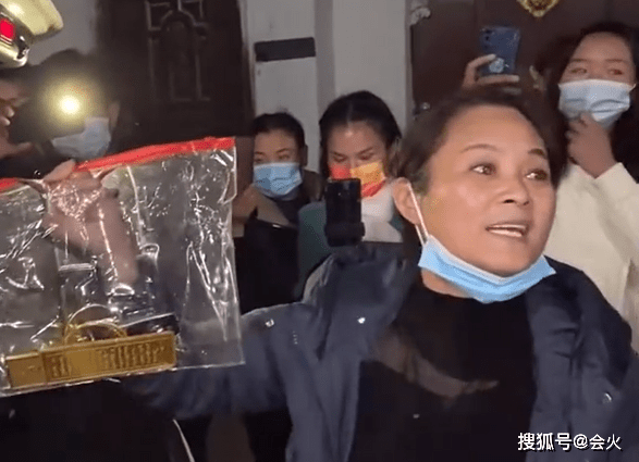 大衣哥家门口还有人吗 6ec04bac717d4588acc8b1eb9d913162.png