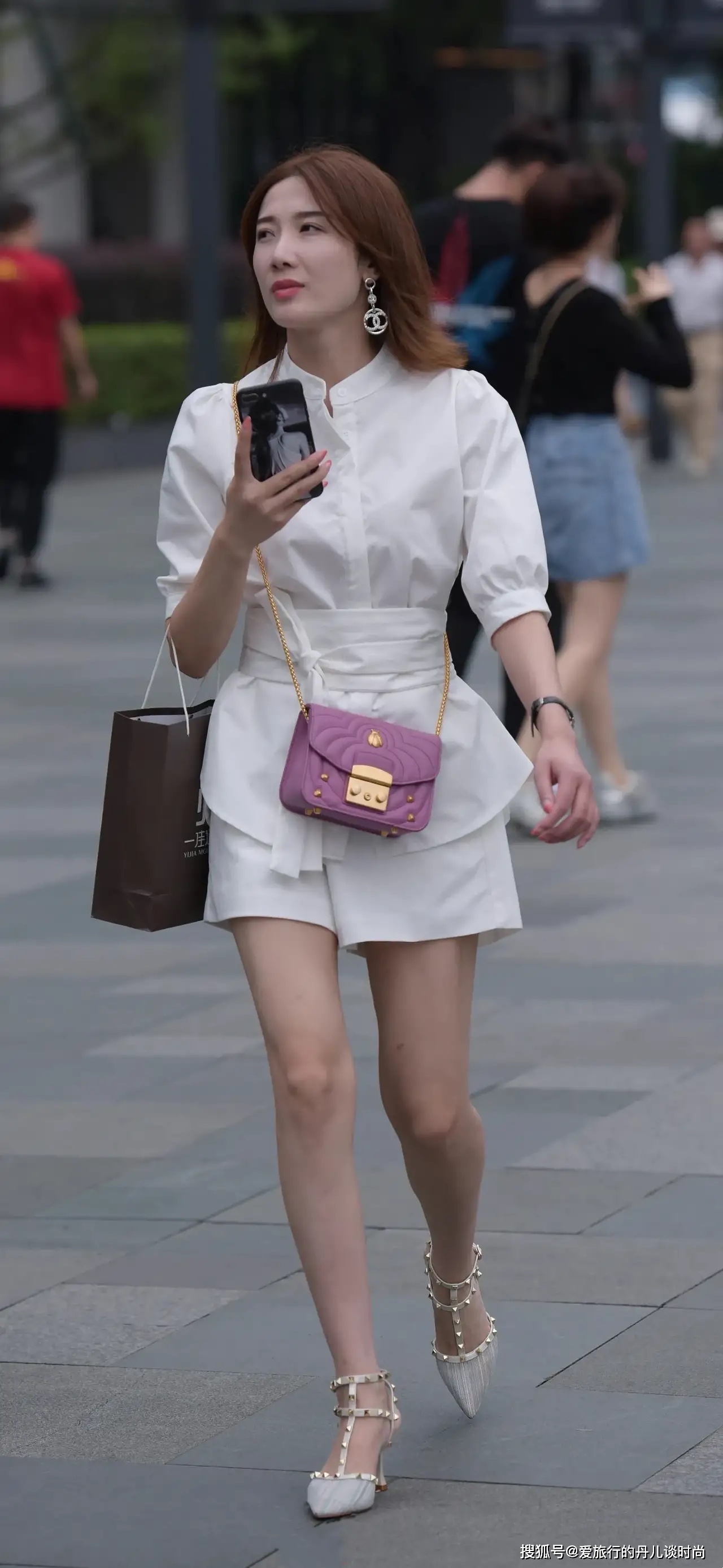 时尚 小姐姐身穿白色长款衬衫搭配白色休闲短裤，清新又时尚