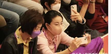 奥运|40岁郭晶晶被粉丝求合照！外套只遮一半身体，手上罕见拎名牌包包