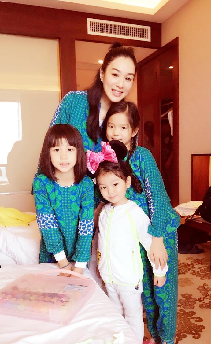 原创钟丽缇带着3个女儿嫁给小12岁的丈夫终究没被辜负