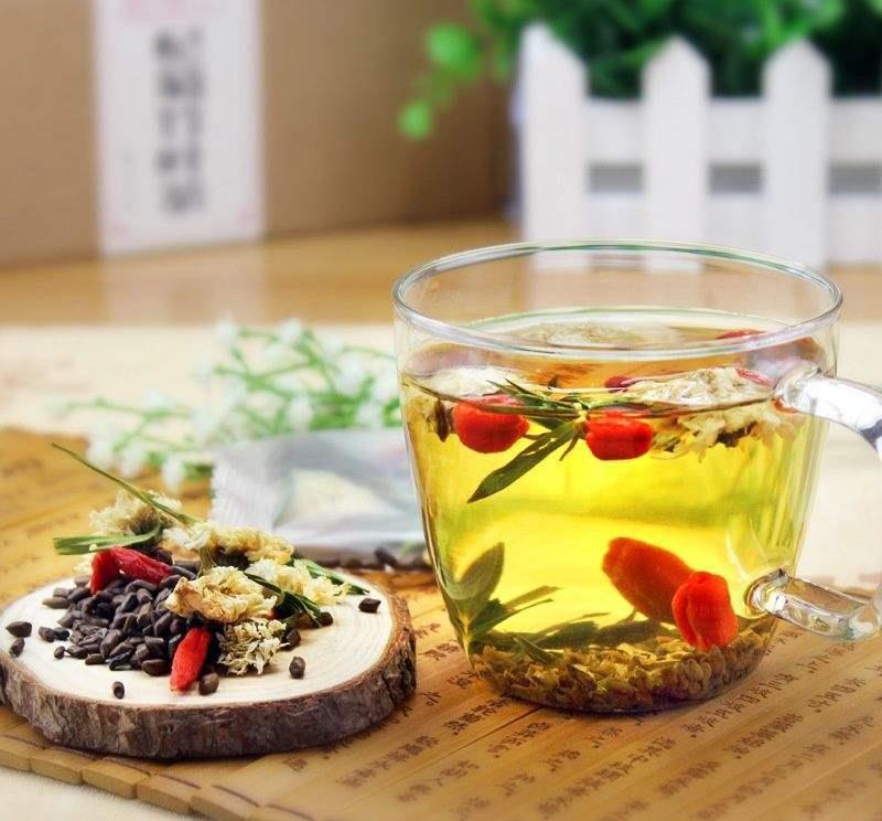 睡眠|不论男女，发现脸上有4种变化，小心肝已“变硬”，及时做检查