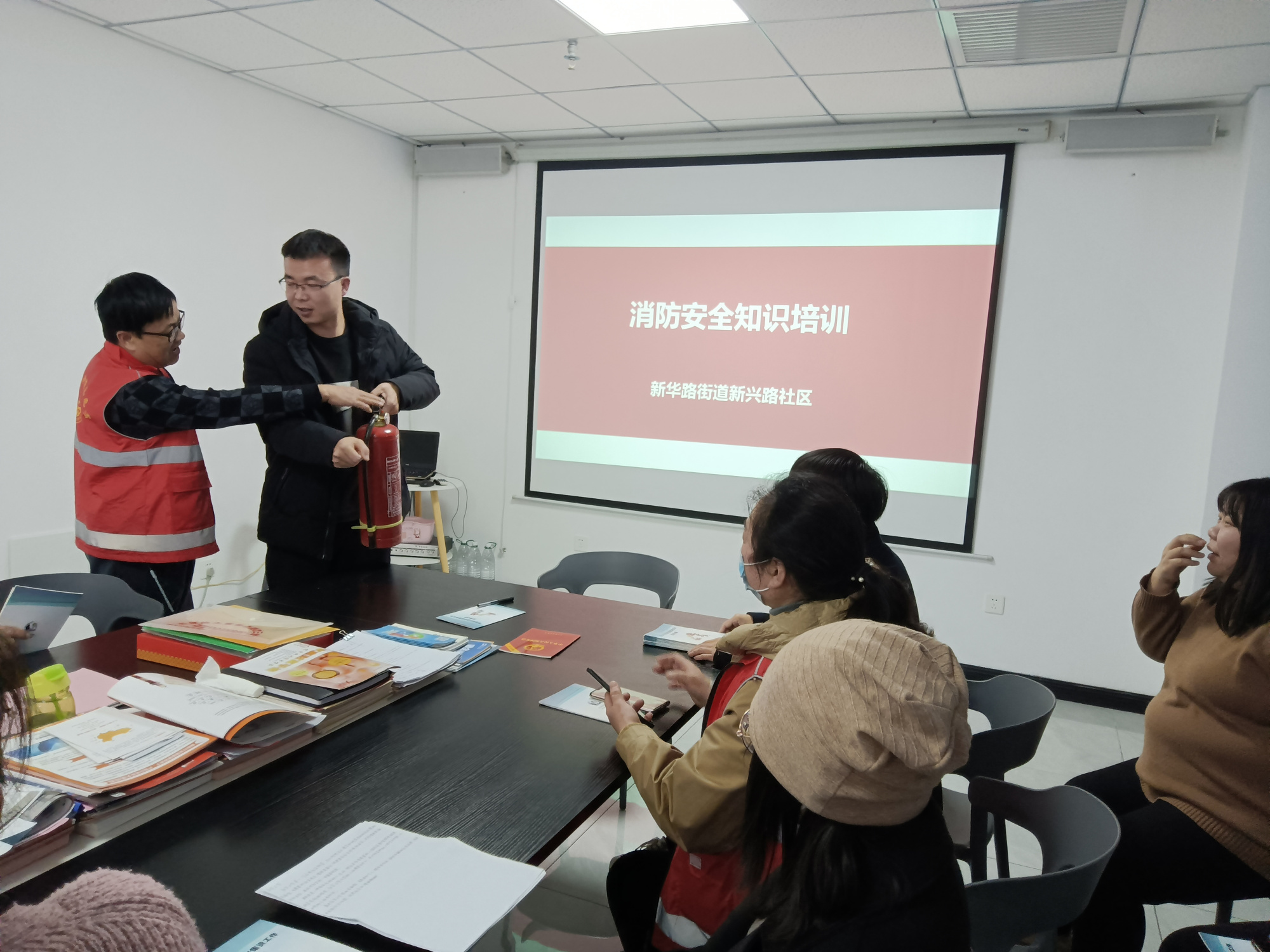 巩义市新华路街道新兴路社区进企业消防安全知识培训