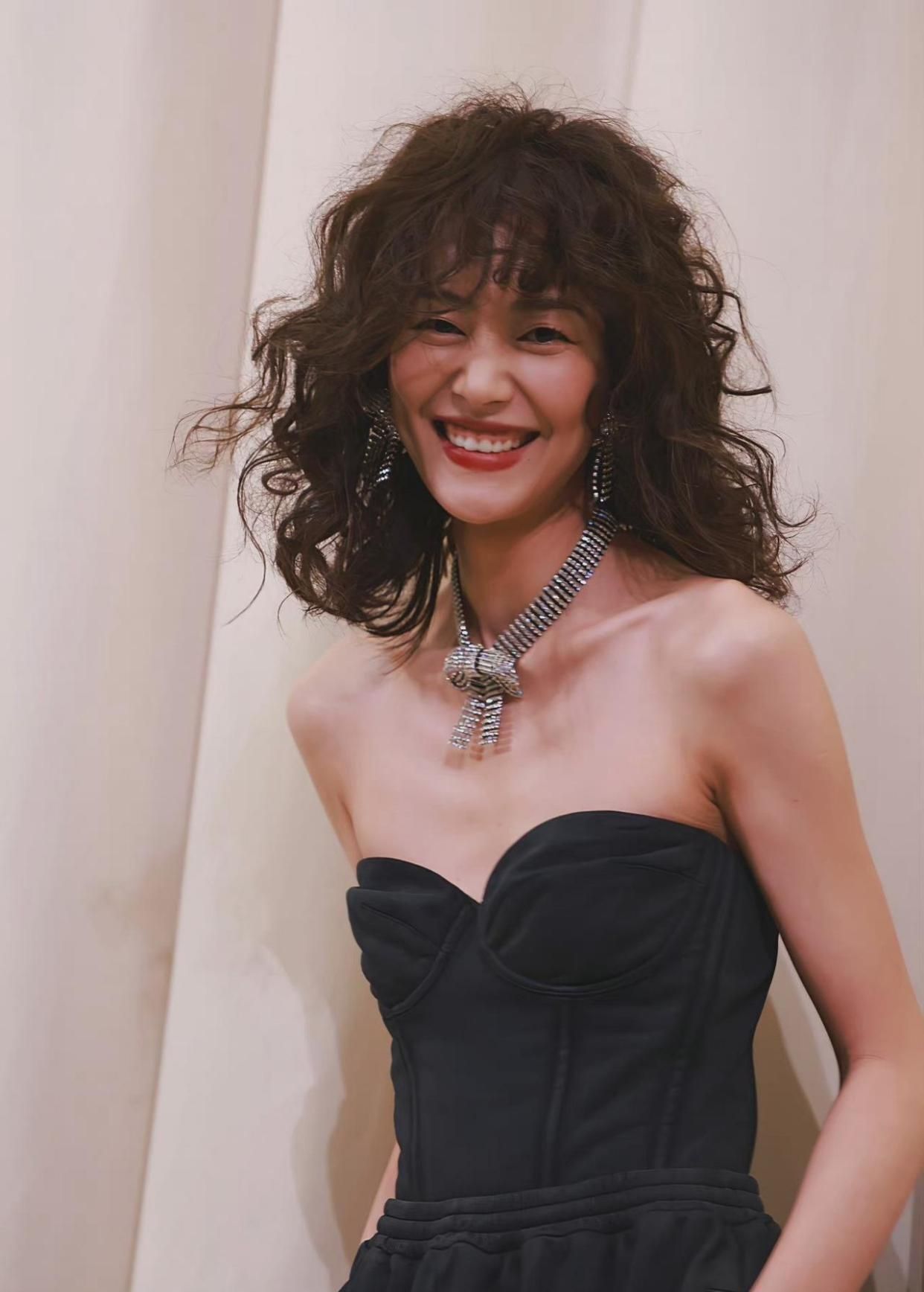 感觉 刘雯气质真好！烫老土的“阿姨卷”也不显老，配连体裤还有高级感