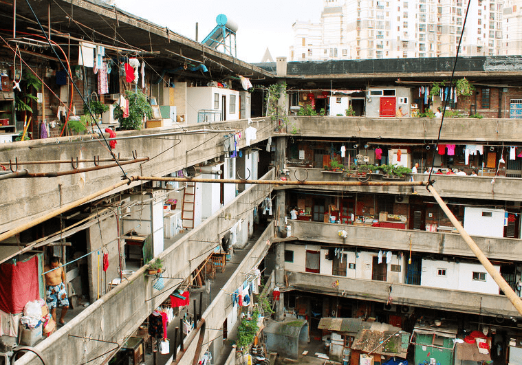 上海有处烂尾建筑，曾是当地的豪华公寓，如今却成为了“大杂院”