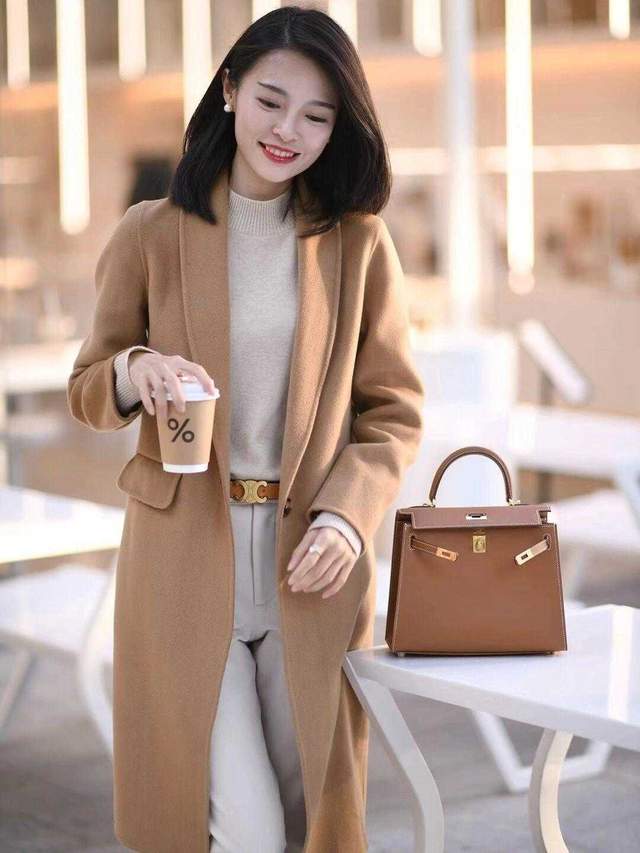 黑色 这个冬季天寒地冻，今年流行“大衣+裤子”温暖优雅，女神范十足