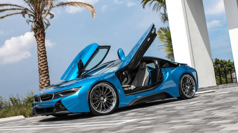 宝马路上炫车技,意外撞上水泥车,路人替司机捏把汗_搜狐汽车_搜狐网