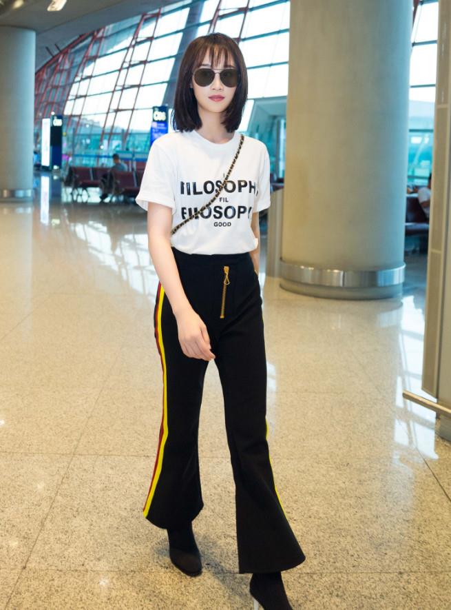 显得 蓝盈莹白T配阔腿裤好时尚，穿错鞋子毁气质，网友：鞋子配得好丑