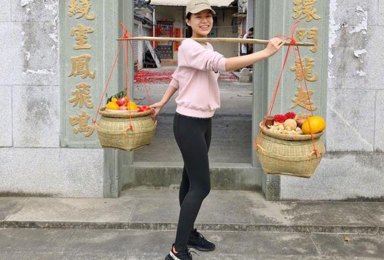 胡杏儿 胡杏儿近照曝光，随夫回农村变土气“村姑”，俩儿子打扮却很时尚