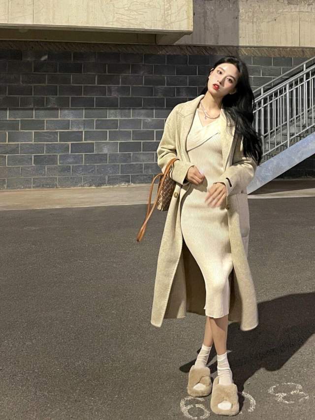 身材 今冬试试“针织连衣裙+大衣”，让你既有风度又有温度，温暖优雅