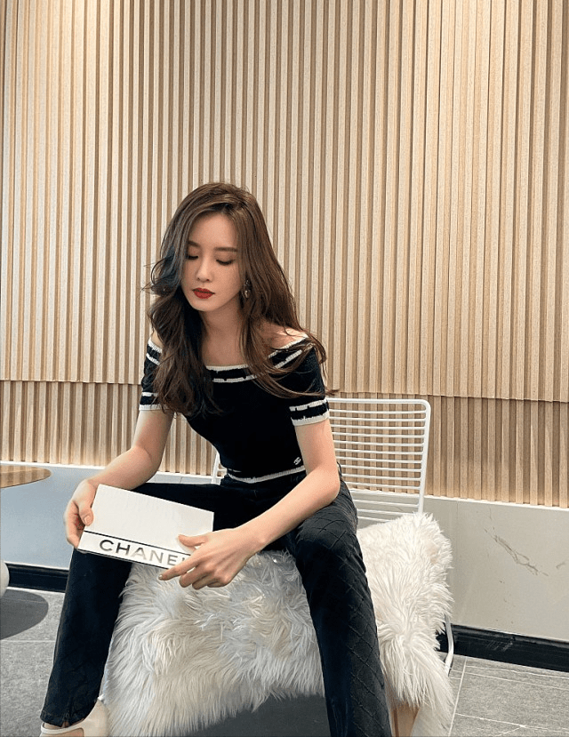 身材 真羡慕刘诗诗小码身材,穿针织衫坐着也没肉,配裤装美得都高调