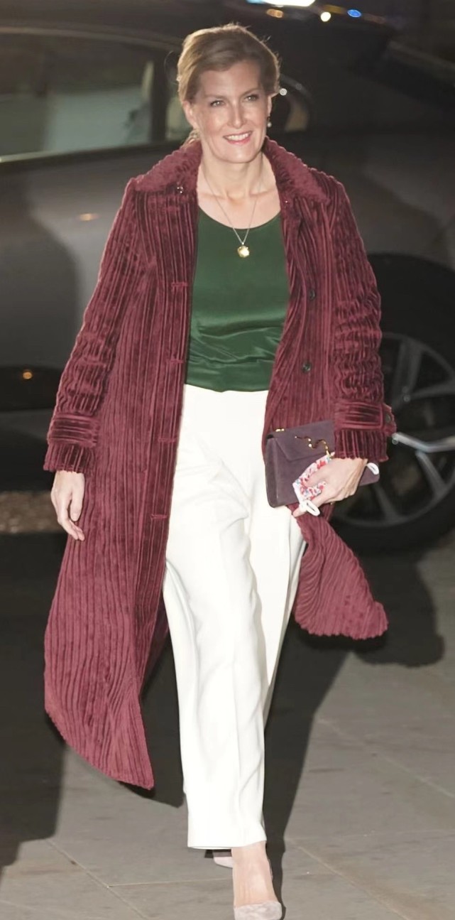 绿色毛衣的领口大方秀出苏菲王妃的锁骨与脖颈曲线,脖子上的长项链