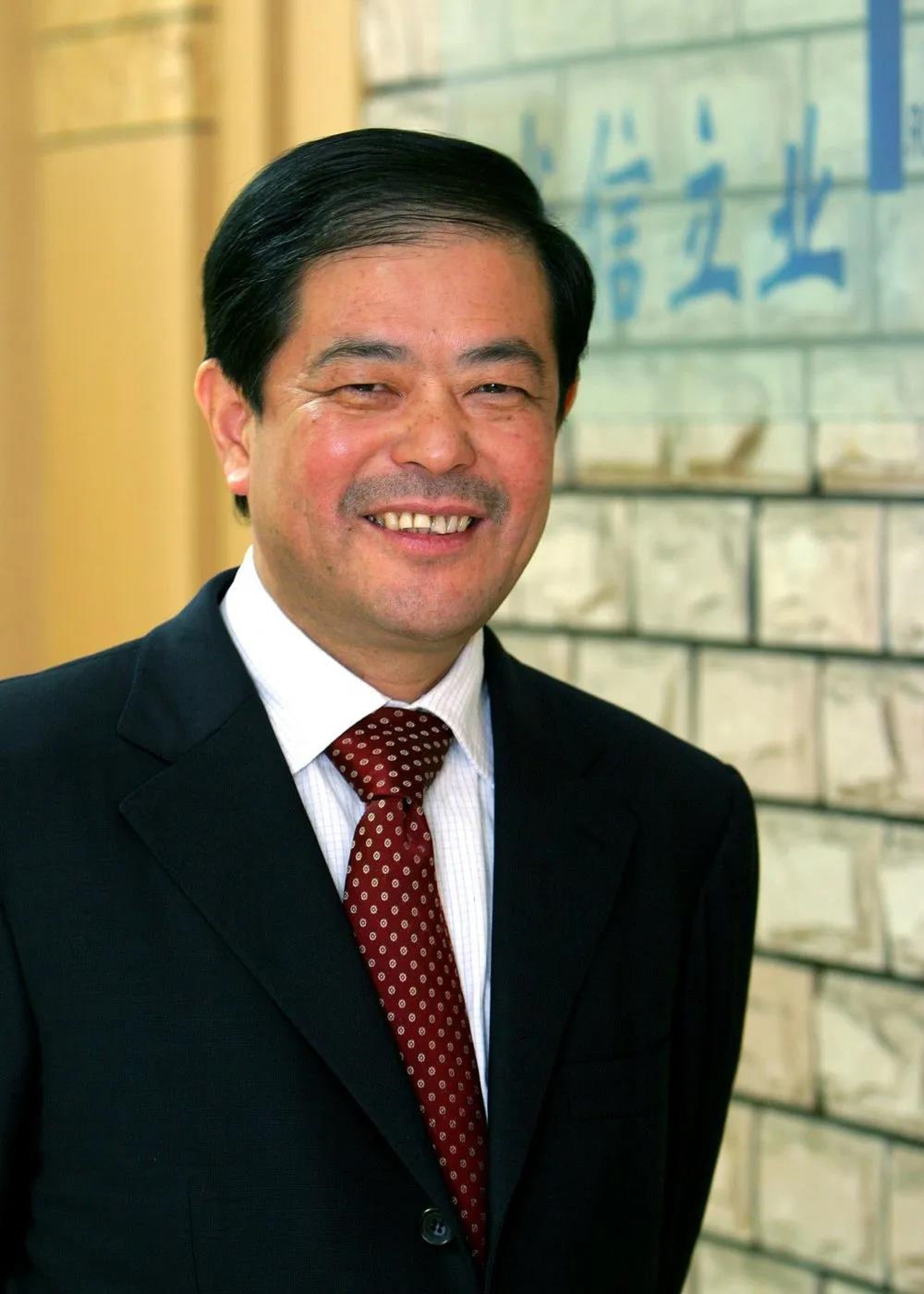 浙江萧山"一号人物":控股2家,参股1家上市公司,年营收3000亿_水荣