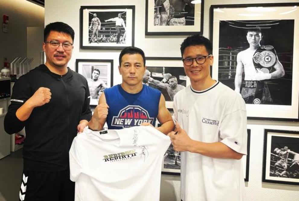 照片,其中一些照片是与"323"运动的老板卢小龙和主要推广人刘刚的合影