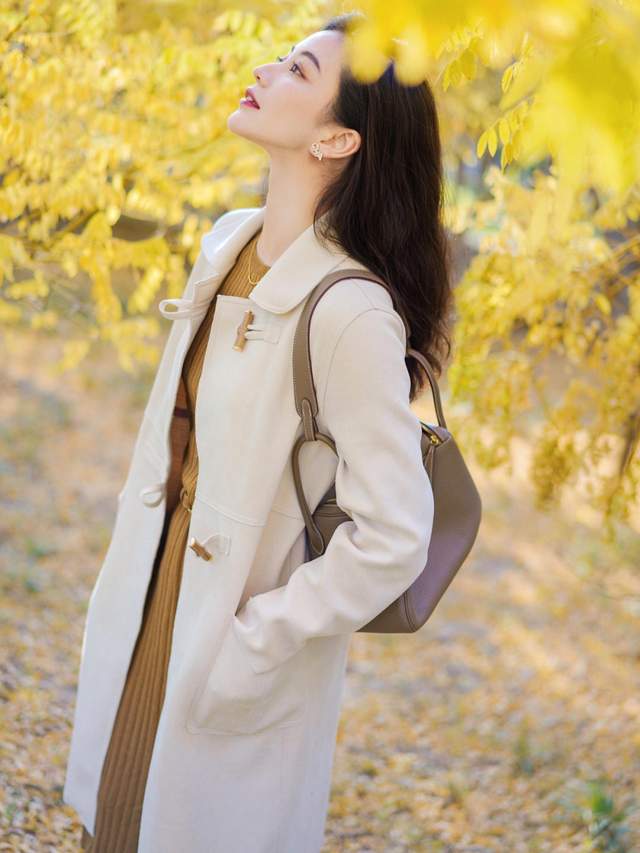 身材 今冬试试“针织连衣裙+大衣”，让你既有风度又有温度，温暖优雅