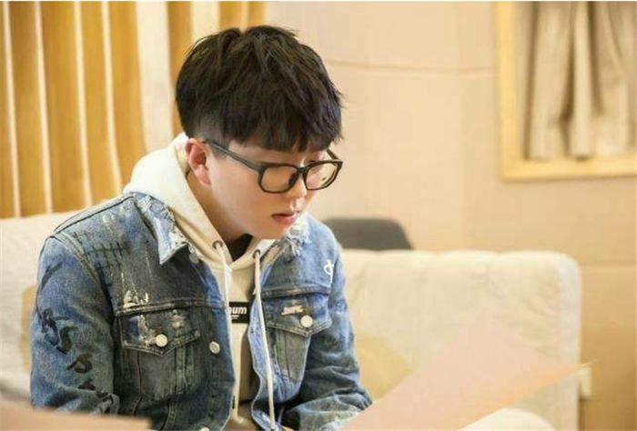 名字|连名带姓全改的3位明星,宋祖儿不算啥,最后一位骗了大家48年!