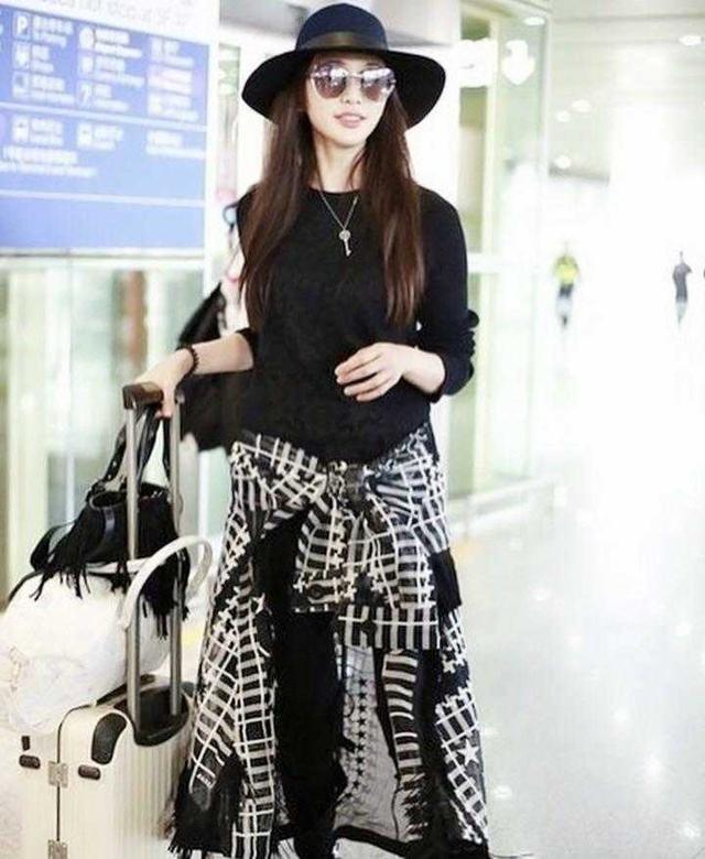 林志玲 一身黑色也可以很时尚！林志玲身穿黑色皮衣搭配礼帽，优雅精致