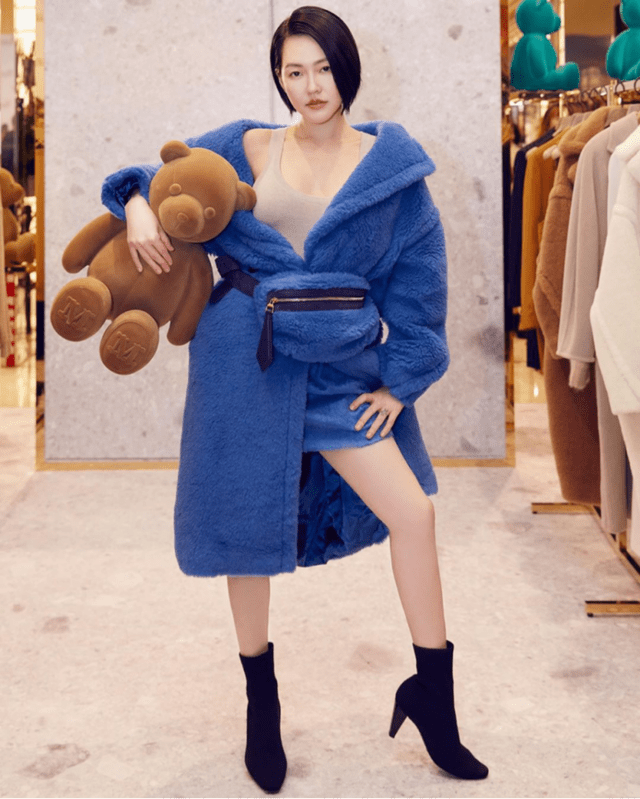 设计 小S太有“贵妇范儿”，宝蓝色羊羔毛外套保暖贵气，时尚感爆棚