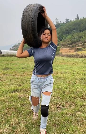 原创冷美人杨慧退伍女兵变身女版李小龙徒手掀翻300斤大轮胎