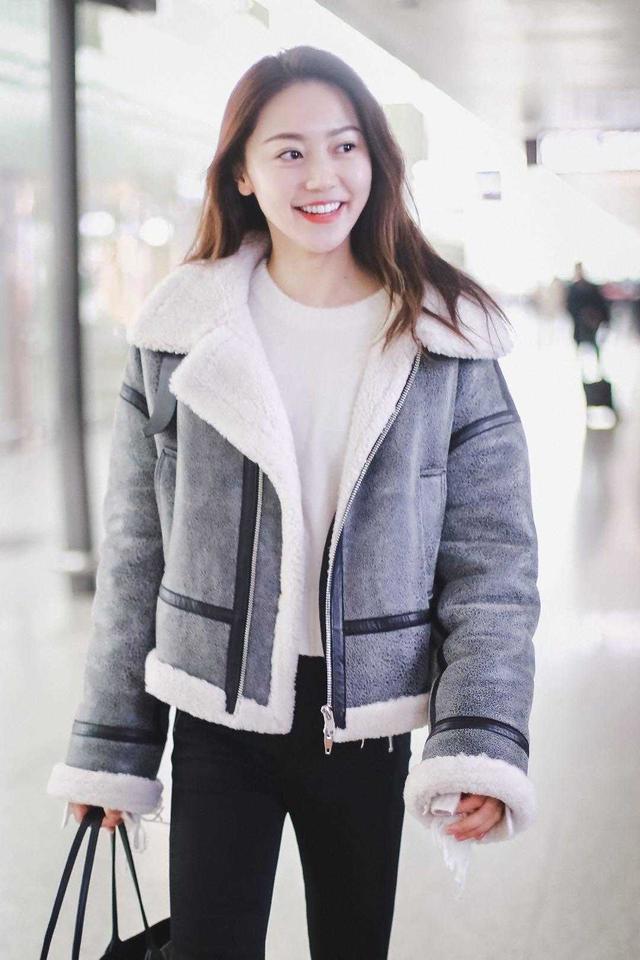 颜色 黄梦莹真是美得不像话！羊羔毛外套配牛仔裤保暖简约，显瘦又洋气