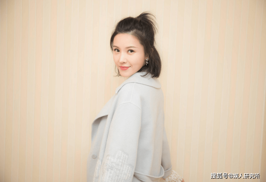 杨子姗|杨子姗录节目暴露洁癖症，因摄像未穿鞋套崩溃大哭，家中盖满白布