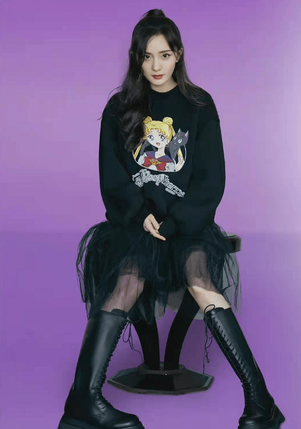 黑色 杨幂:卫衣如何百搭花式穿法!卫衣+纱裙,俏皮又可爱完美结合!