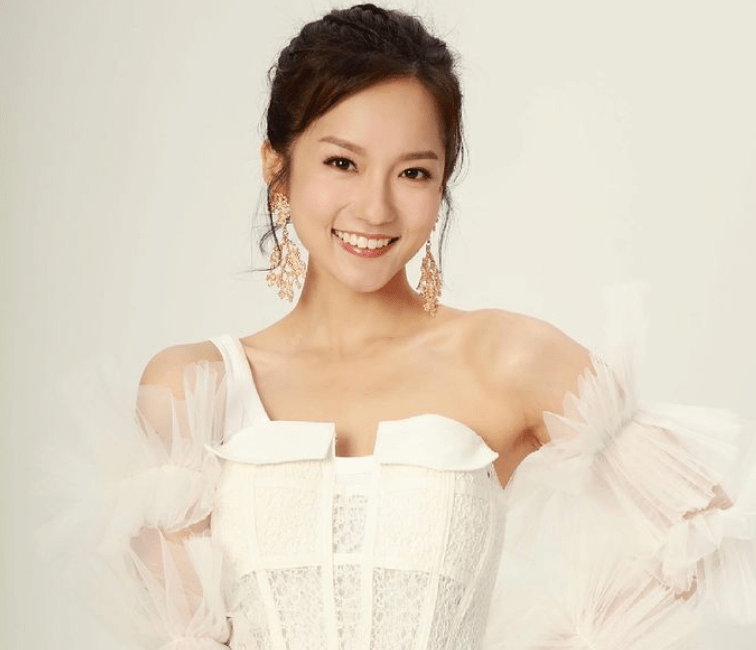 26岁邓卓殷穿学位袍拍照心情好,曾是高考状元_学历_留言_未来