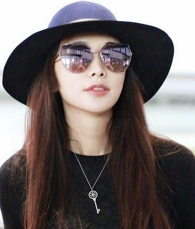 林志玲 一身黑色也可以很时尚！林志玲身穿黑色皮衣搭配礼帽，优雅精致