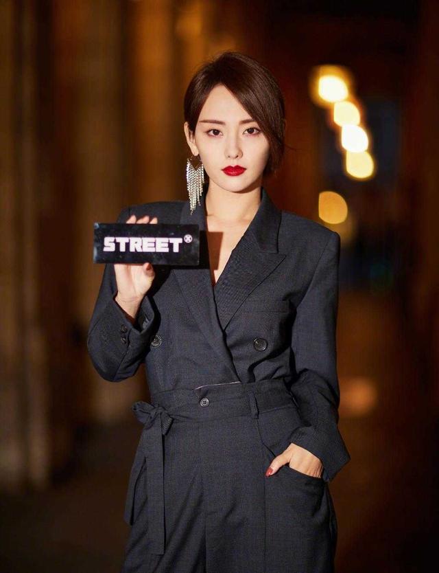 设计 张嘉倪越来越漂亮了，一身黑色西装高级干练，气质端庄优雅