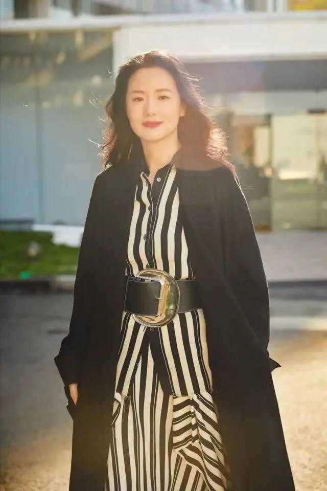 身材 咏梅真是优雅到骨子里了，条纹连衣裙搭配大衣优雅精致，高贵大气
