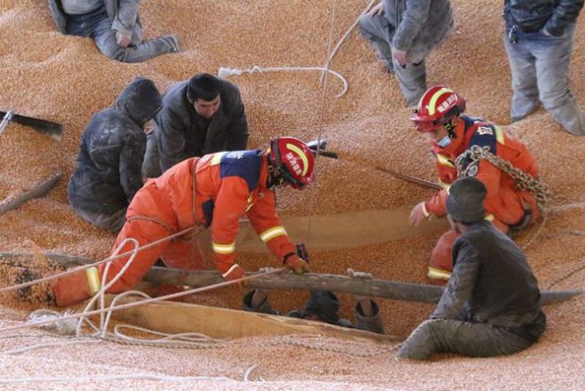 才成功|男子掉入20米深粮库，被玉米碎死死埋压，危在旦夕