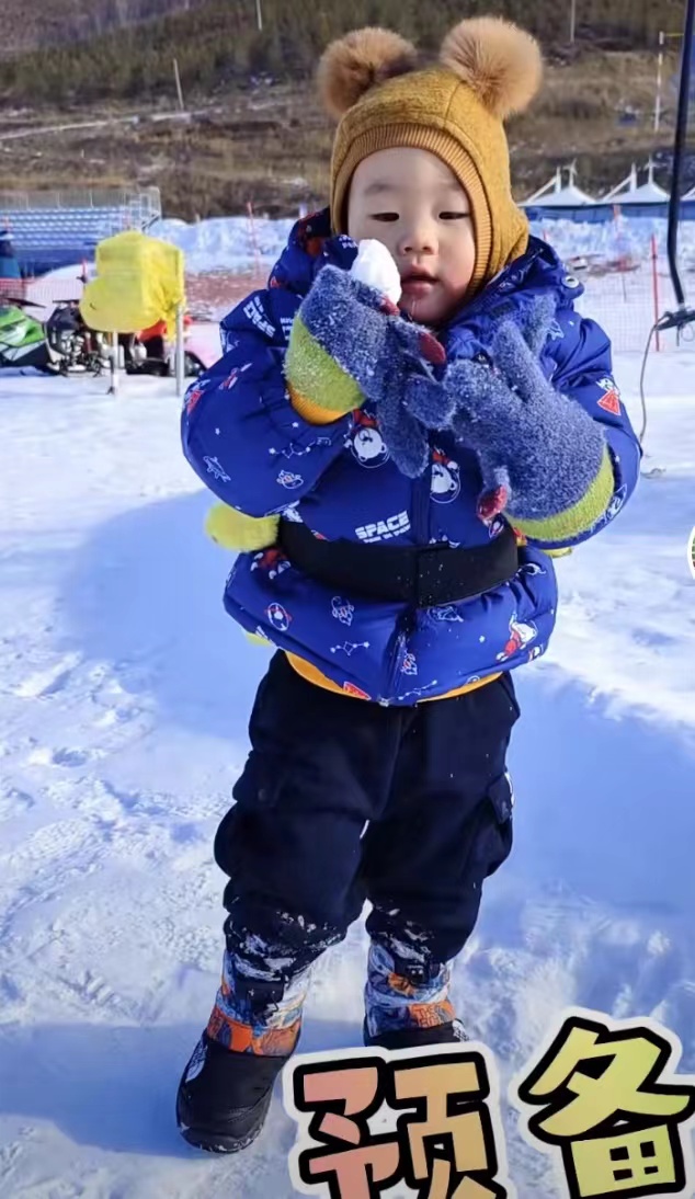 滑雪|中国女排前队长抱儿子滑雪，扔雪球打雪仗，魏秋月遭爱子一记扣杀