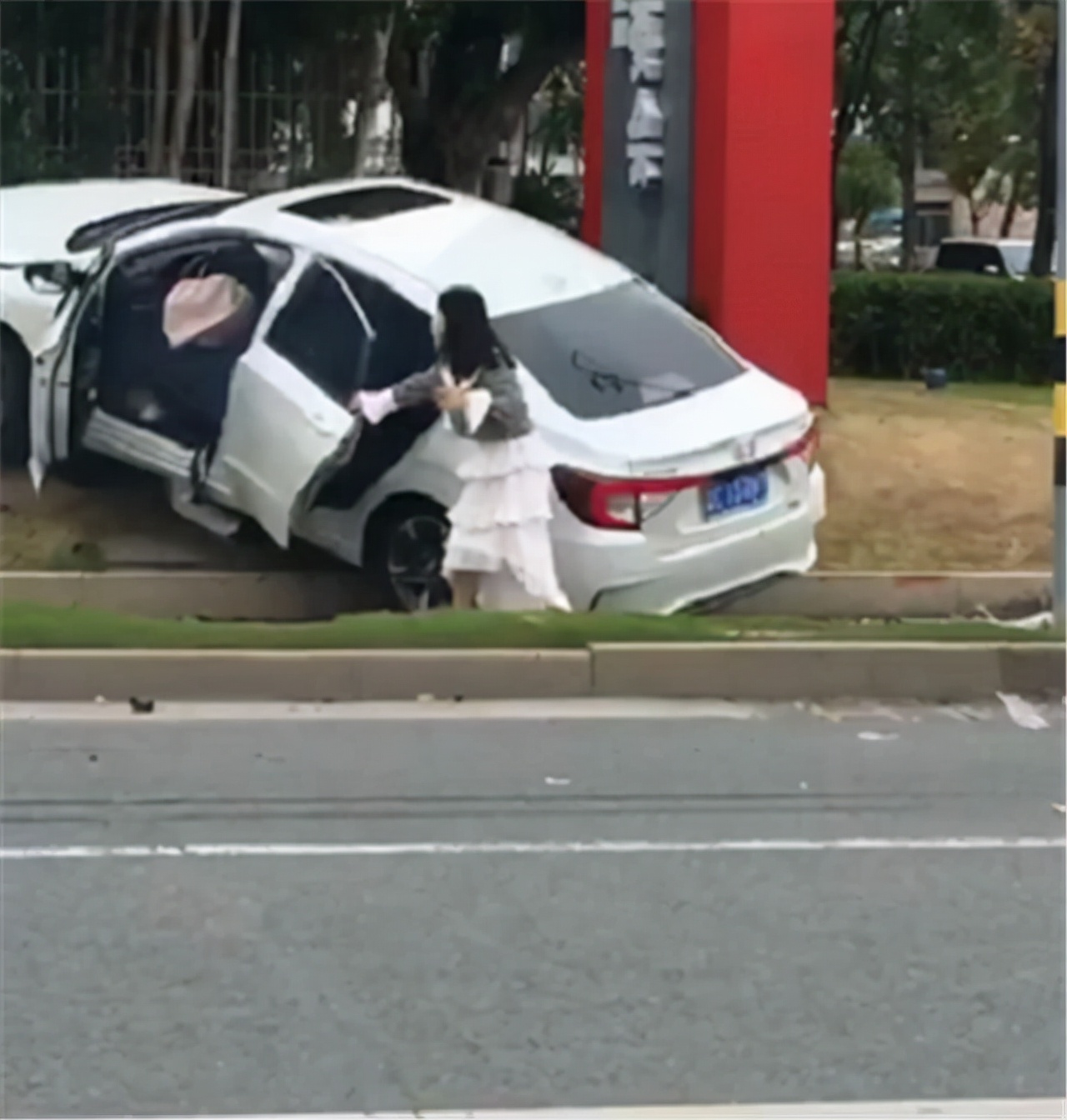 原創女子穿高跟鞋開車導致三歲男孩死亡判決結果讓女子無法接受