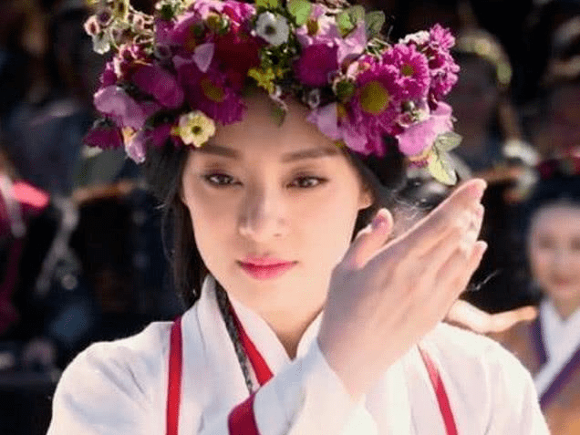 宋轶女星的头戴花环造型，有的美若天仙，有的却草率敷衍还显老