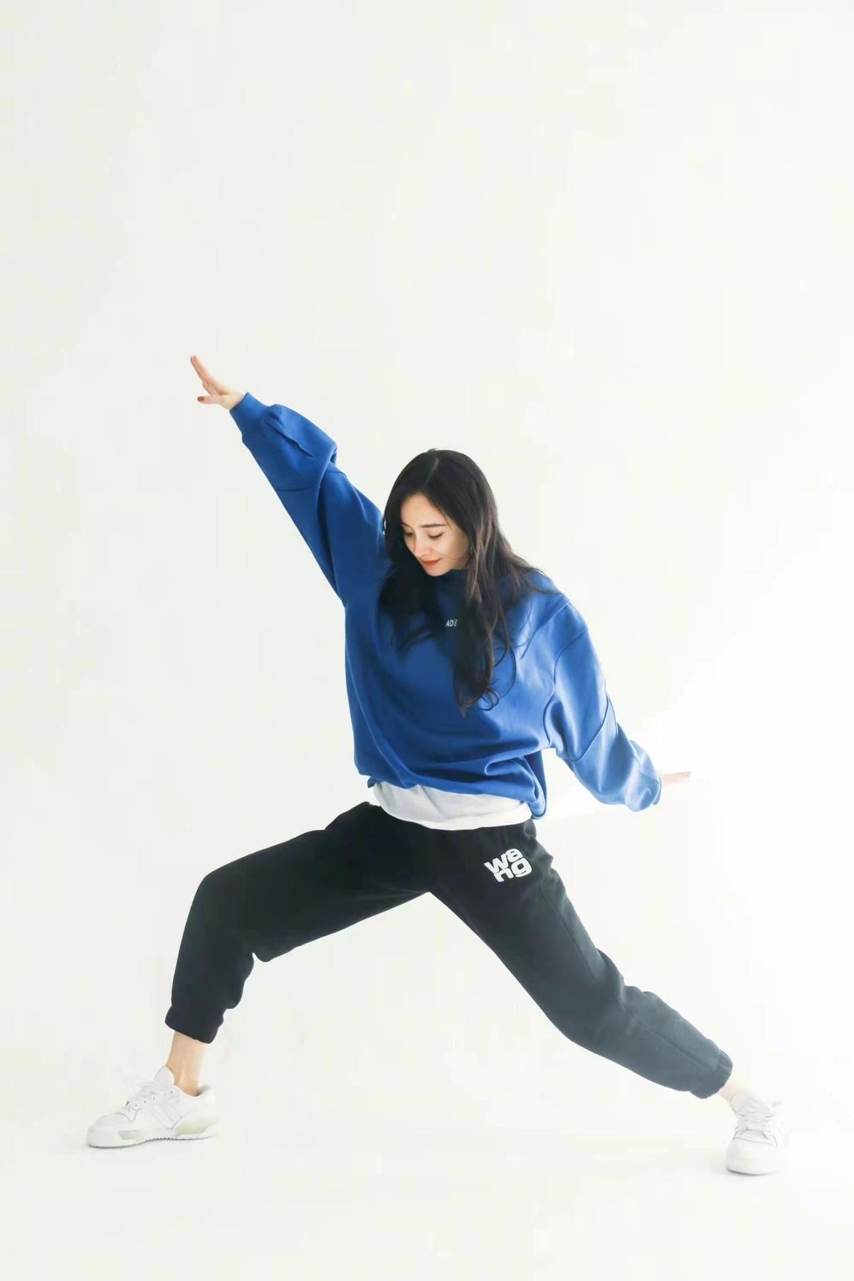 黑色 杨幂:卫衣如何百搭花式穿法!卫衣+纱裙,俏皮又可爱完美结合!