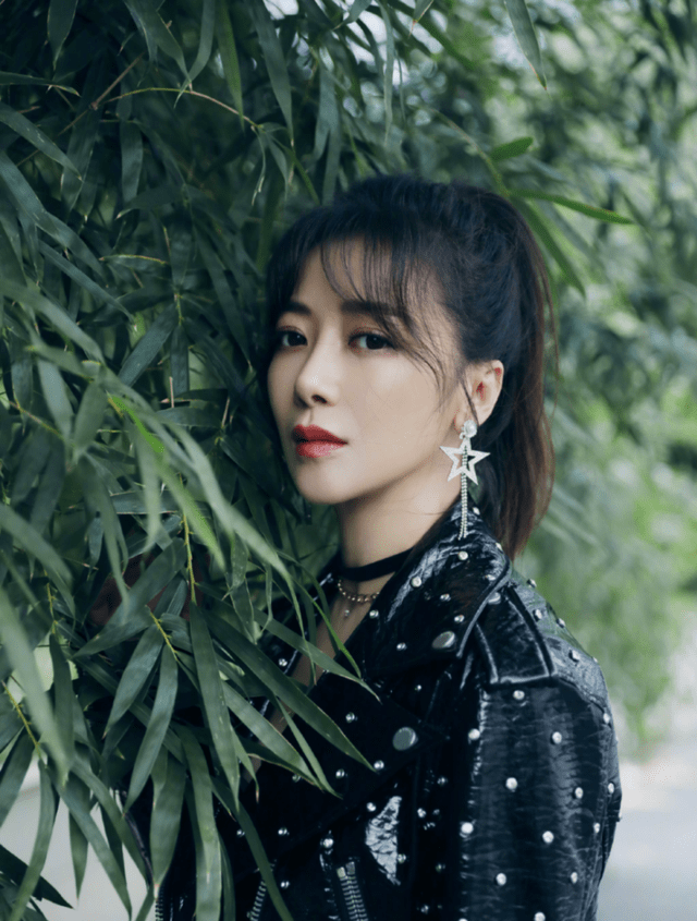 显得 陈紫函越活越年轻了，皮外套搭配紧身连衣裙大秀好身材，洋气酷炫