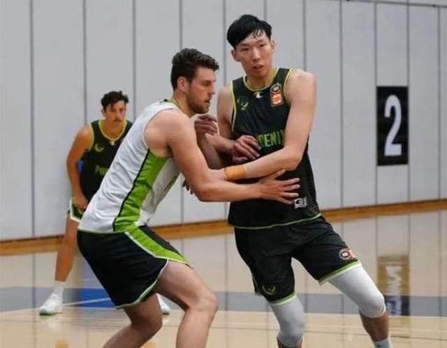 凤凰|2连胜！周琦受犯规困扰仍拉满数据栏，攻防战术地位极其重要
