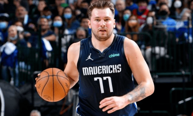 "东契奇必须减肥了,告别这260多磅的体重"espn记者蒂姆-麦克马洪说.