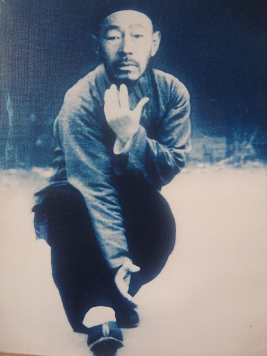 原创坐着四条椅脚就压破地砖陷泥数寸心意拳宗师买壮图武功有多高