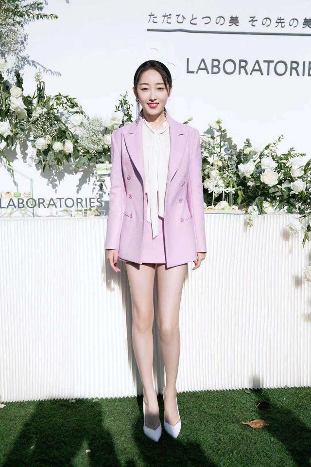 身材 蒋梦婕越来越会穿了！西装搭配粉色半身裙甜美减龄，大长腿更吸睛