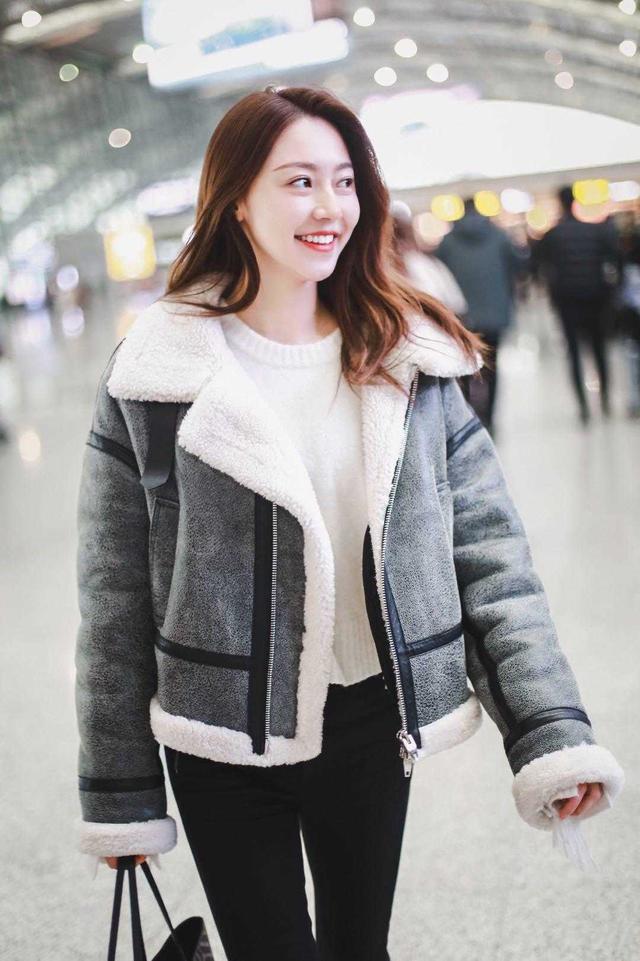 颜色 黄梦莹真是美得不像话！羊羔毛外套配牛仔裤保暖简约，显瘦又洋气