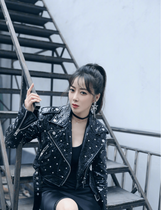 显得 陈紫函越活越年轻了，皮外套搭配紧身连衣裙大秀好身材，洋气酷炫