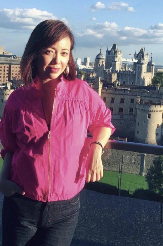 青春 邓萃雯54岁又怎样？黑色长款卫衣搭配高筒靴保暖舒适，青春减龄