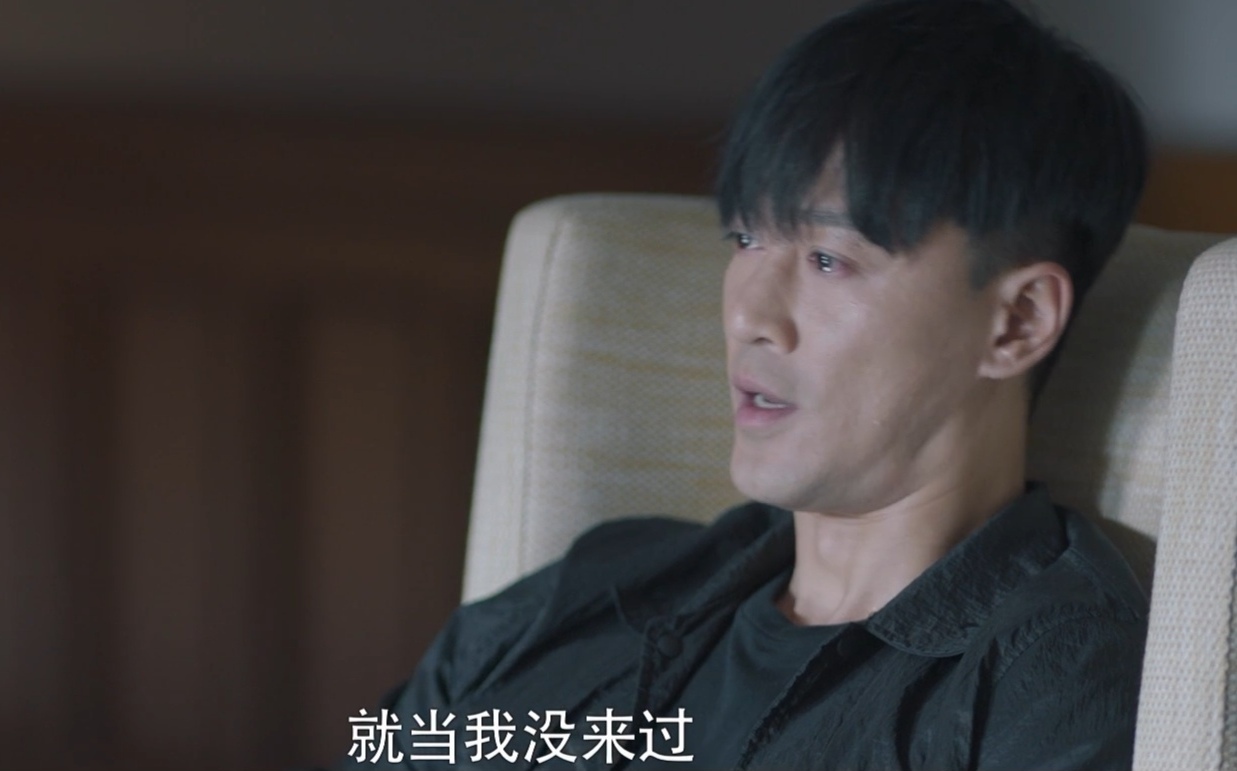 身份|《也平凡》肖建国身份暴露，季平刺伤生父，赵清研下线张小明崩溃