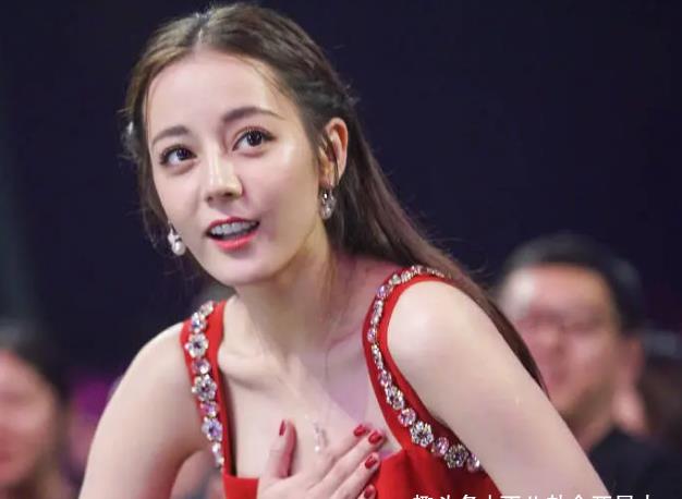 白上十男团成员比女星妆感还浓，手腕胸口抹粉，“踩高跷”成男版鞠婧祎