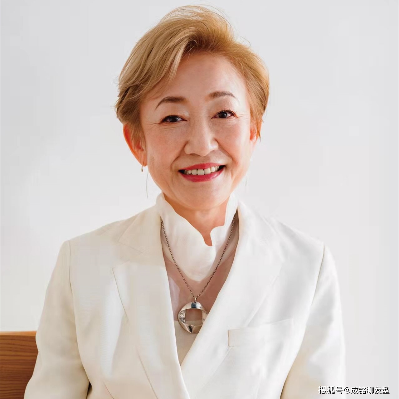 发型这才是中老年人最美的发型，柔美蓬松烫+减龄染发，想不年轻都难