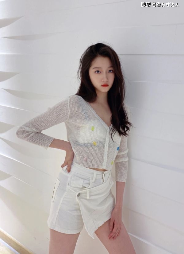 原创鹿晗管不住关晓彤了拿浴巾当裤子就算了上衣薄到像没穿