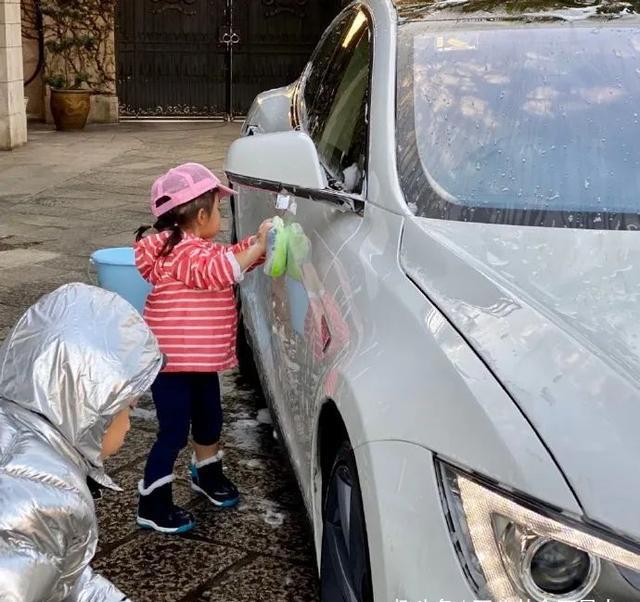 郭晶晶|霍启刚自曝婚姻保鲜法,车内常放塑料袋,教育孩子和郭晶晶相反