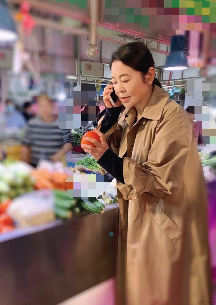 赖芊合组图：戎祥追悼会遗孀跪地哭倒众星送花哀悼